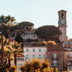 Coureurs traversant le front de mer de Cannes au lever du soleil lors du Cannes Urban Trail