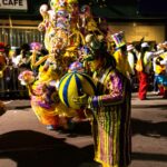 Costumes colorés et chars lors du Carnaval de Nice