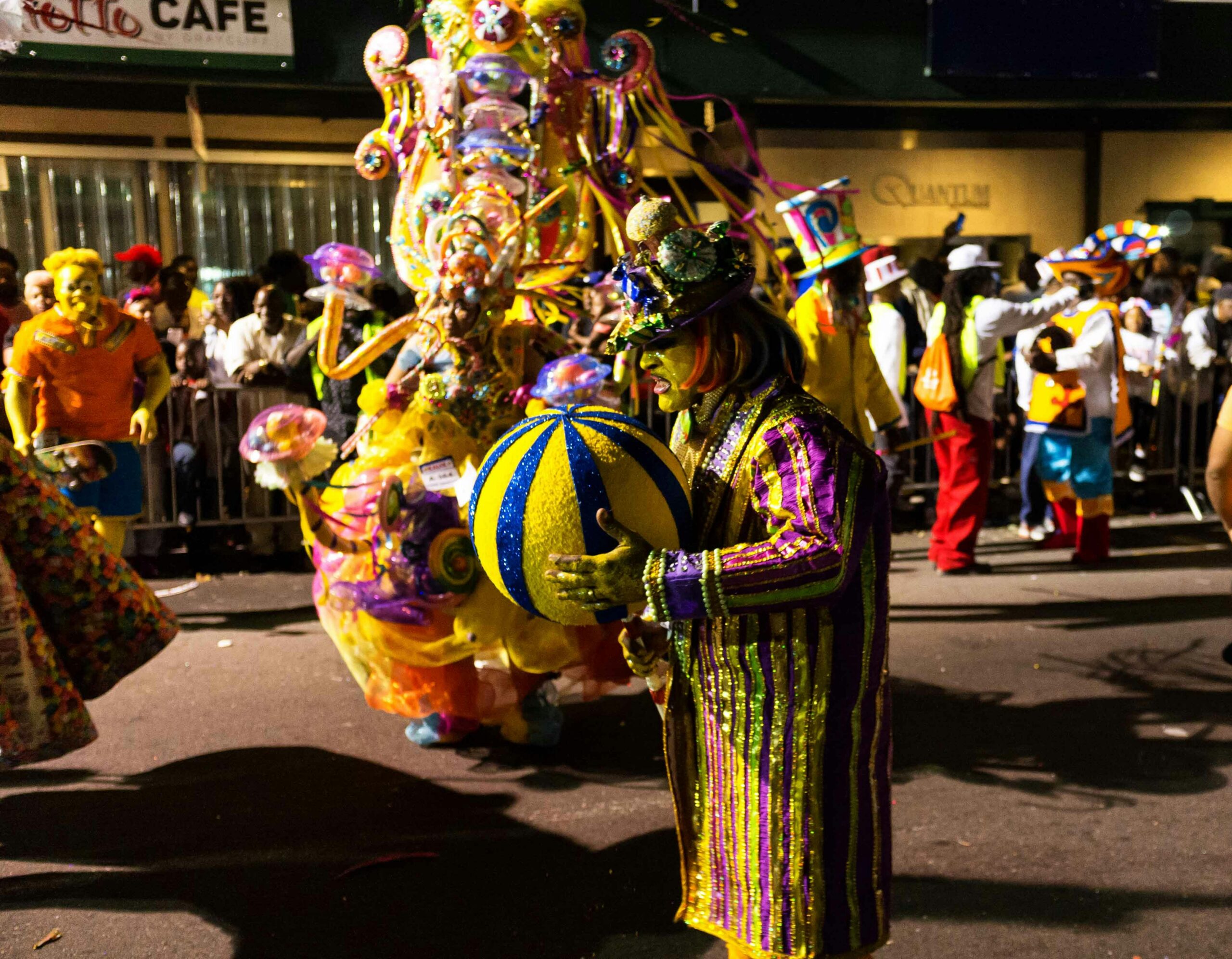 Costumes colorés et chars lors du Carnaval de Nice