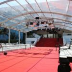 Public assistant à une projection de science-fiction dans une médiathèque moderne à Cannes pendant le festival Les Mycéliades 2026
