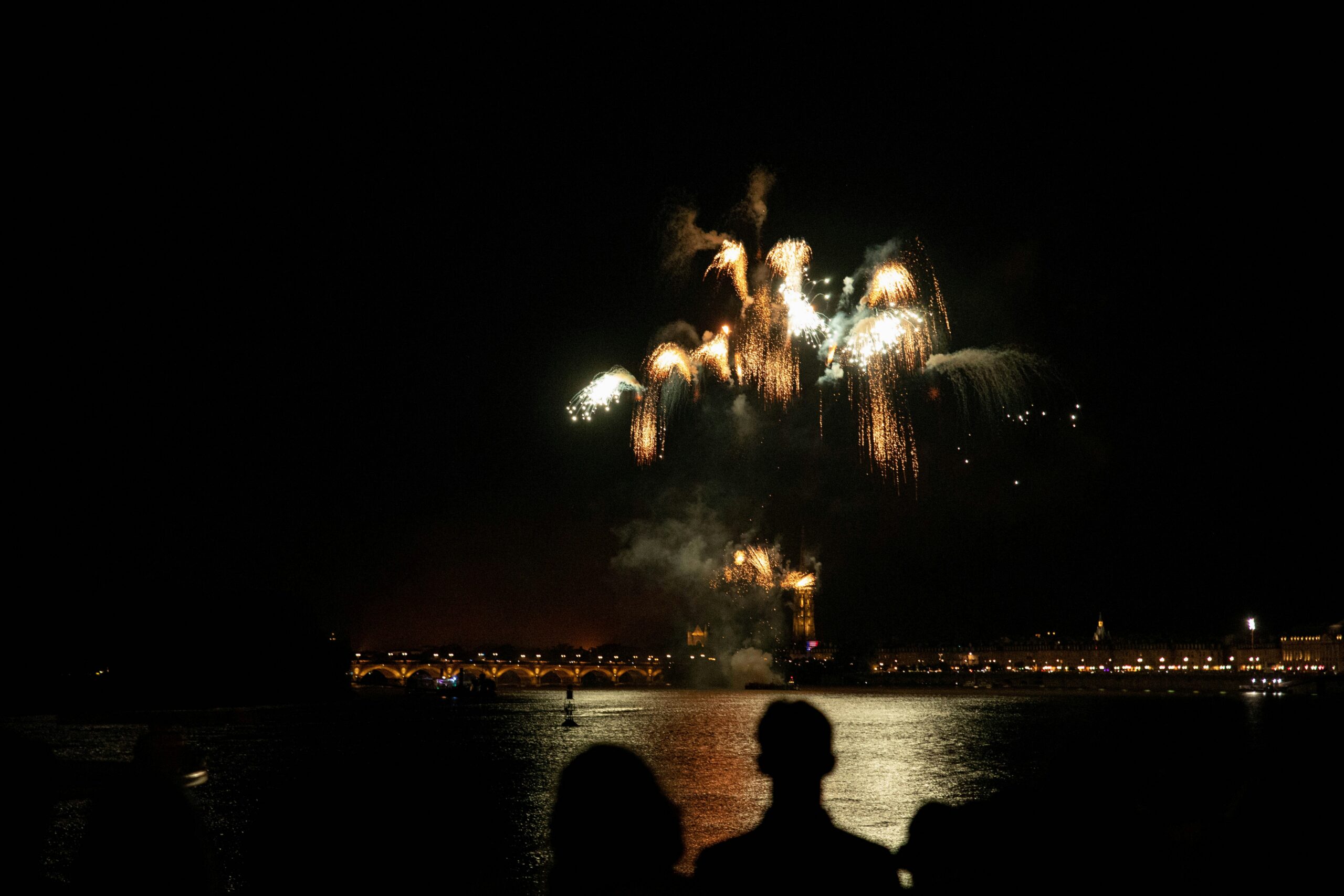 Feu d’artifice du Nouvel An 2026 illuminant la baie de Juan-les-Pins sur la Côte d’Azur, vu depuis la plage