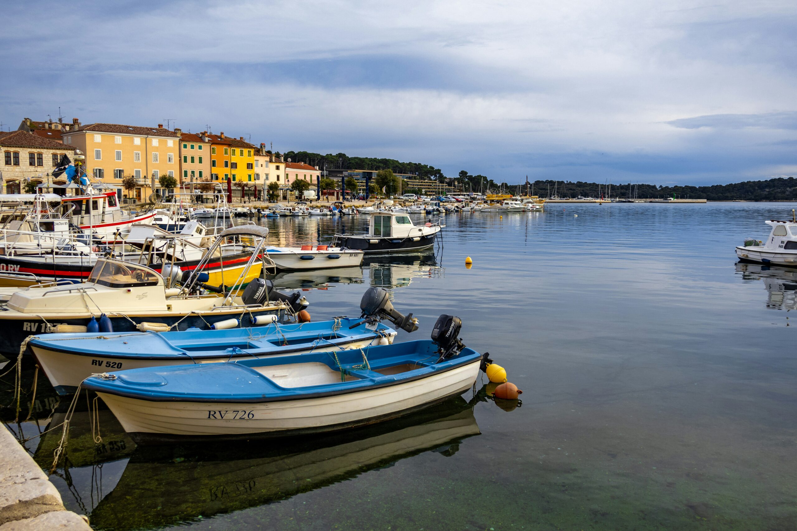 Petit port de pêche traditionnel sur la Côte d'Azur avec barques colorées