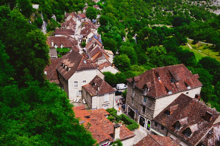 Vue panoramique d’un village perché typique de la Côte d’Azur