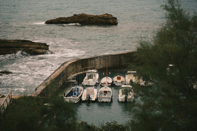Route panoramique longeant la mer Méditerranée sur la Côte d’Azur en voiture
