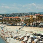 Vue paisible d’un spa en bord de mer sur la Côte d’Azur