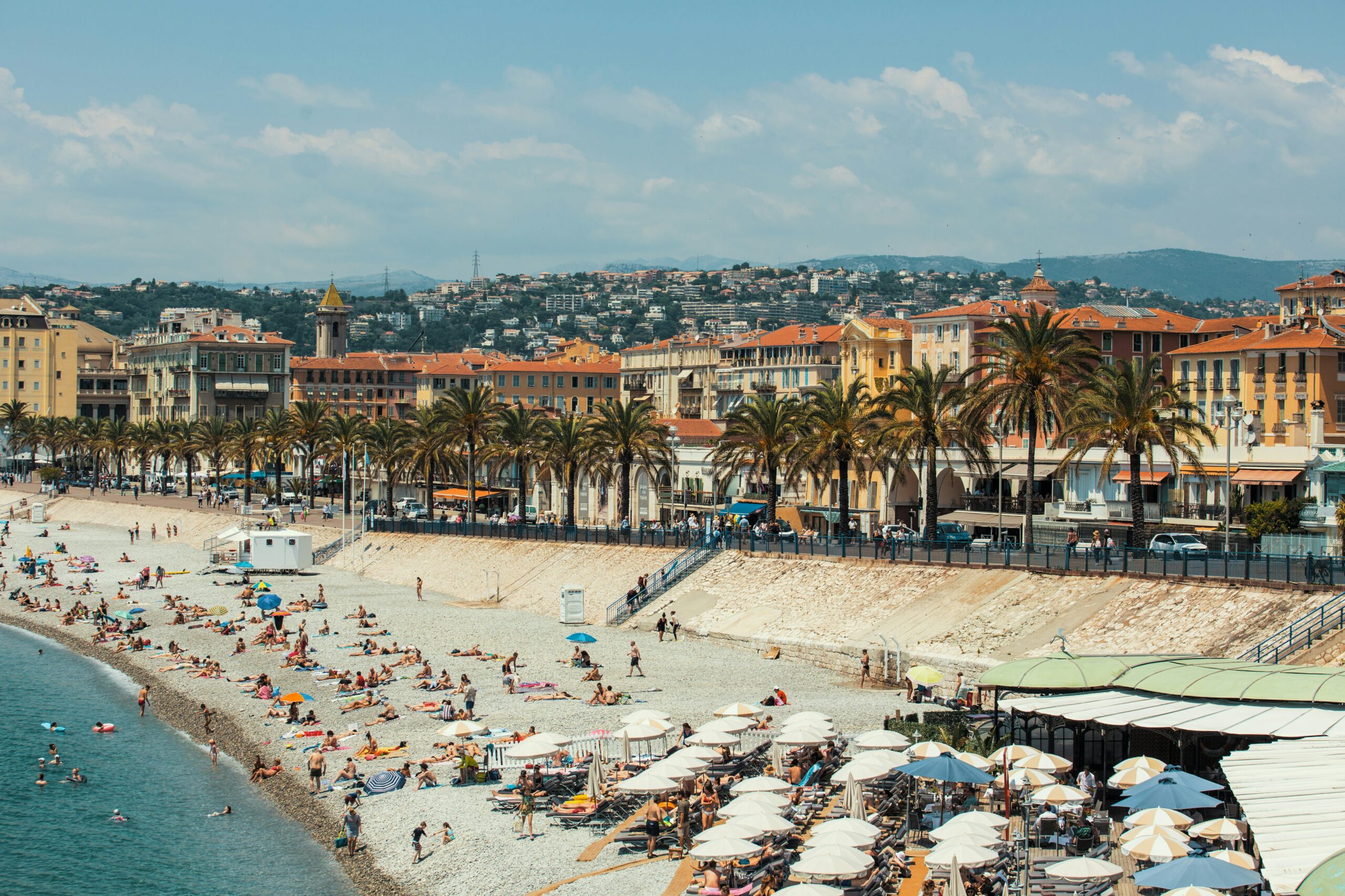 Vue paisible d’un spa en bord de mer sur la Côte d’Azur