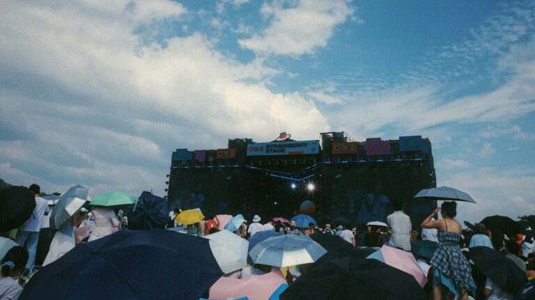 Scène de festival en plein air au bord de la mer au Pré des Pêcheurs, Antibes
