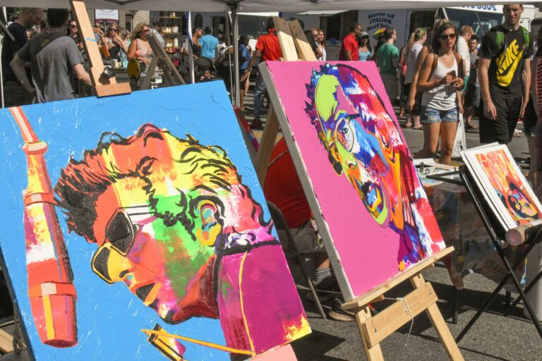 Chapiteau d'un salon d'art en bord de mer à Antibes avec visiteurs et œuvres exposées