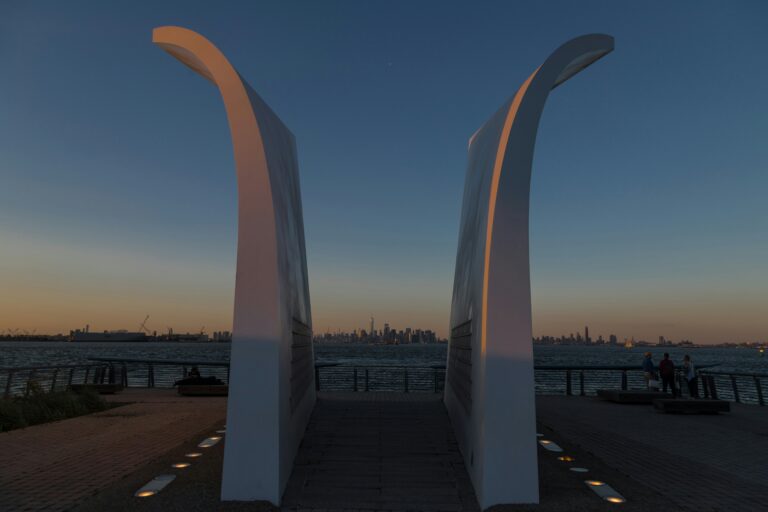 Installation Avril au Jardin 2026 à Nice : parcours « Réalité inversée » avec miroirs déformants, jardin suspendu et anamorphose sur la Promenade du Paillon.