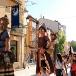 Fête des Mai à Menton 2026 – familles et enfants profitant d’animations et stands gourmands au Parc du Pian