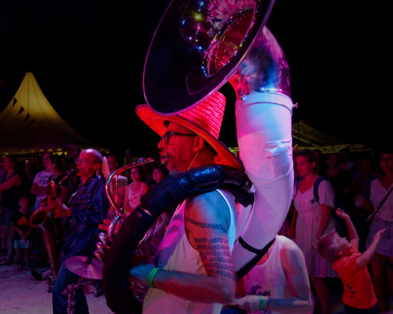 Scène de concert jazz en plein air à la Pinède Gould d'Antibes, public au coucher du soleil