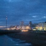 Participants courant la nuit sur la Promenade des Anglais lors de la No Finish Line Nice 2026