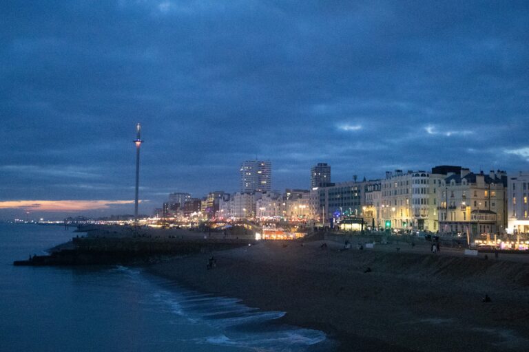Participants courant la nuit sur la Promenade des Anglais lors de la No Finish Line Nice 2026