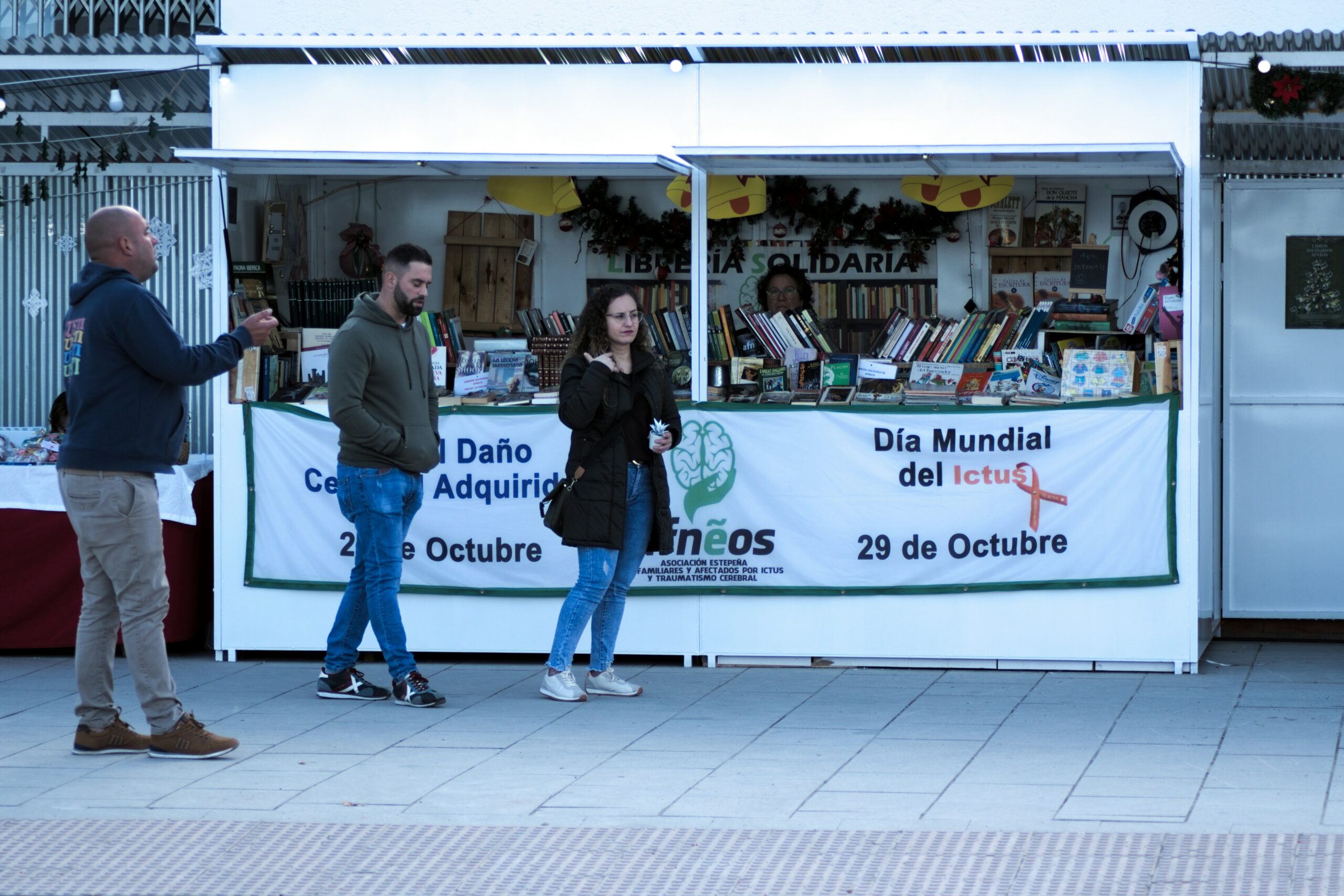 Stands et visiteurs au Festival du Livre de Nice sur la Promenade du Paillon, mai 2026