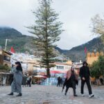 Concert en plein air à Menton pendant la Fête de la Musique 2026 : scène, musiciens et public sur la place au coucher du soleil