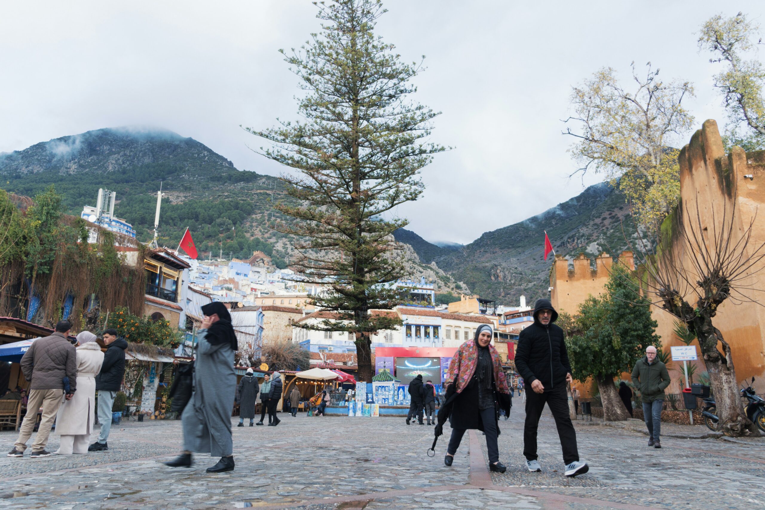 Concert en plein air à Menton pendant la Fête de la Musique 2026 : scène, musiciens et public sur la place au coucher du soleil