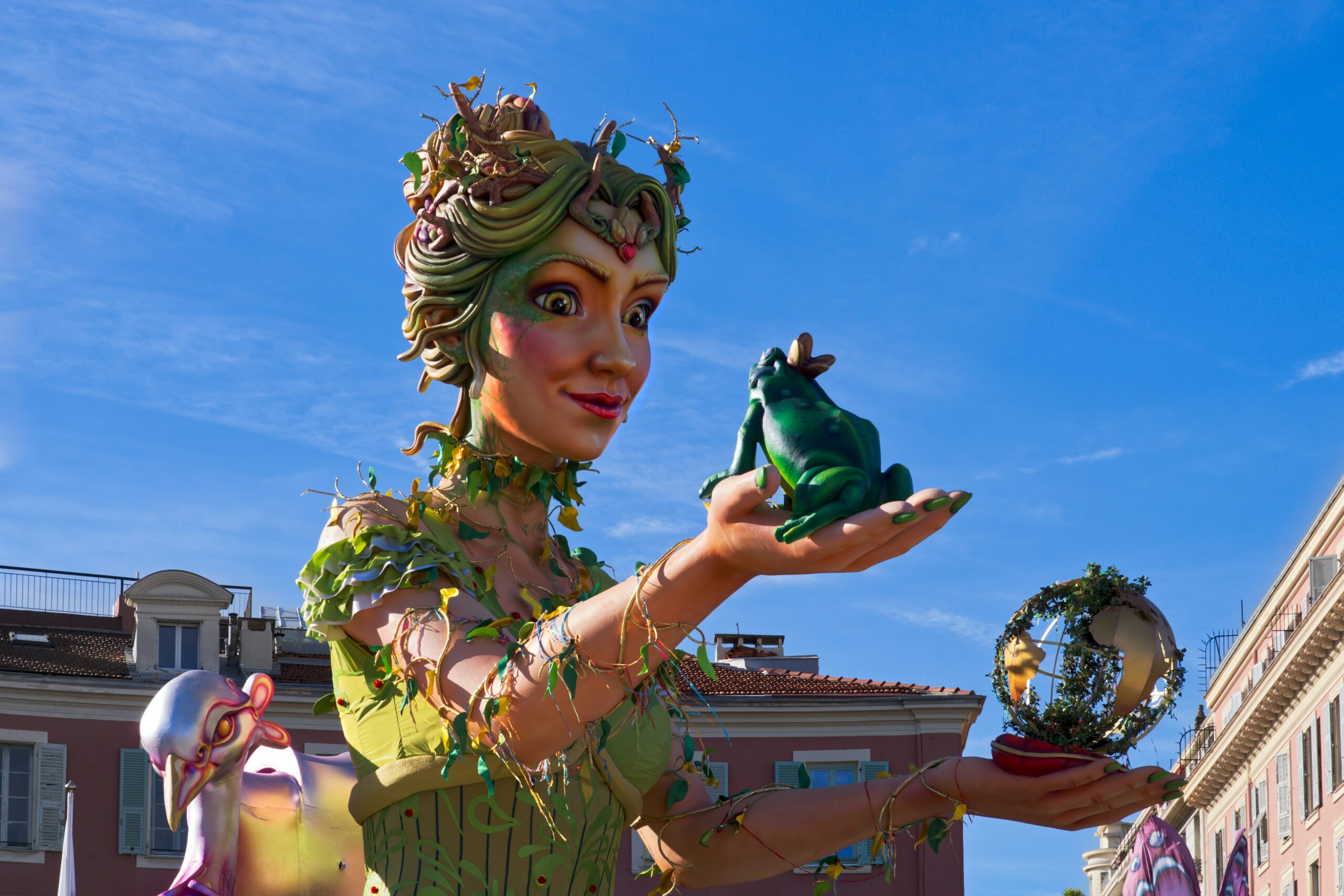 Cortège et animations de rue lors de la Fête des Mai à Nice le 31 mai 2026