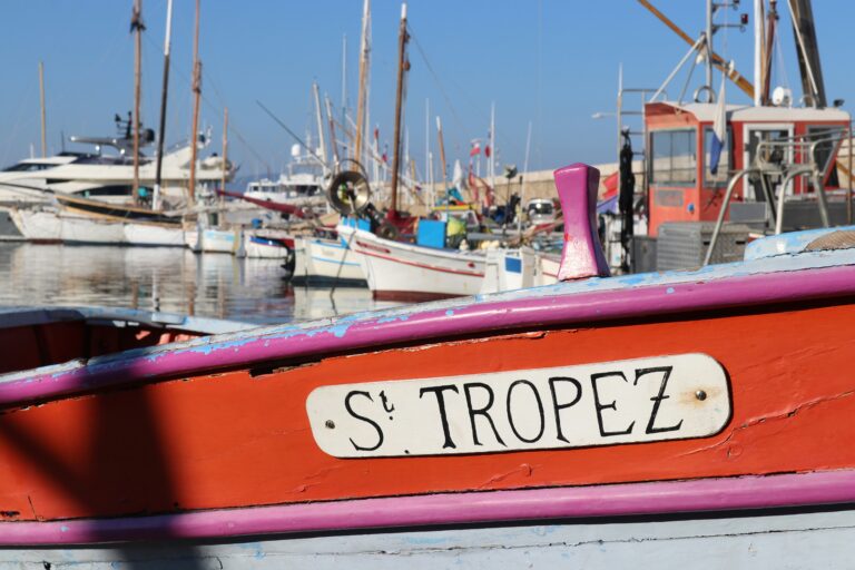 Procession des Bravades de Saint‑Tropez : habitants en costumes traditionnels et fanfare sur la Place des Lices