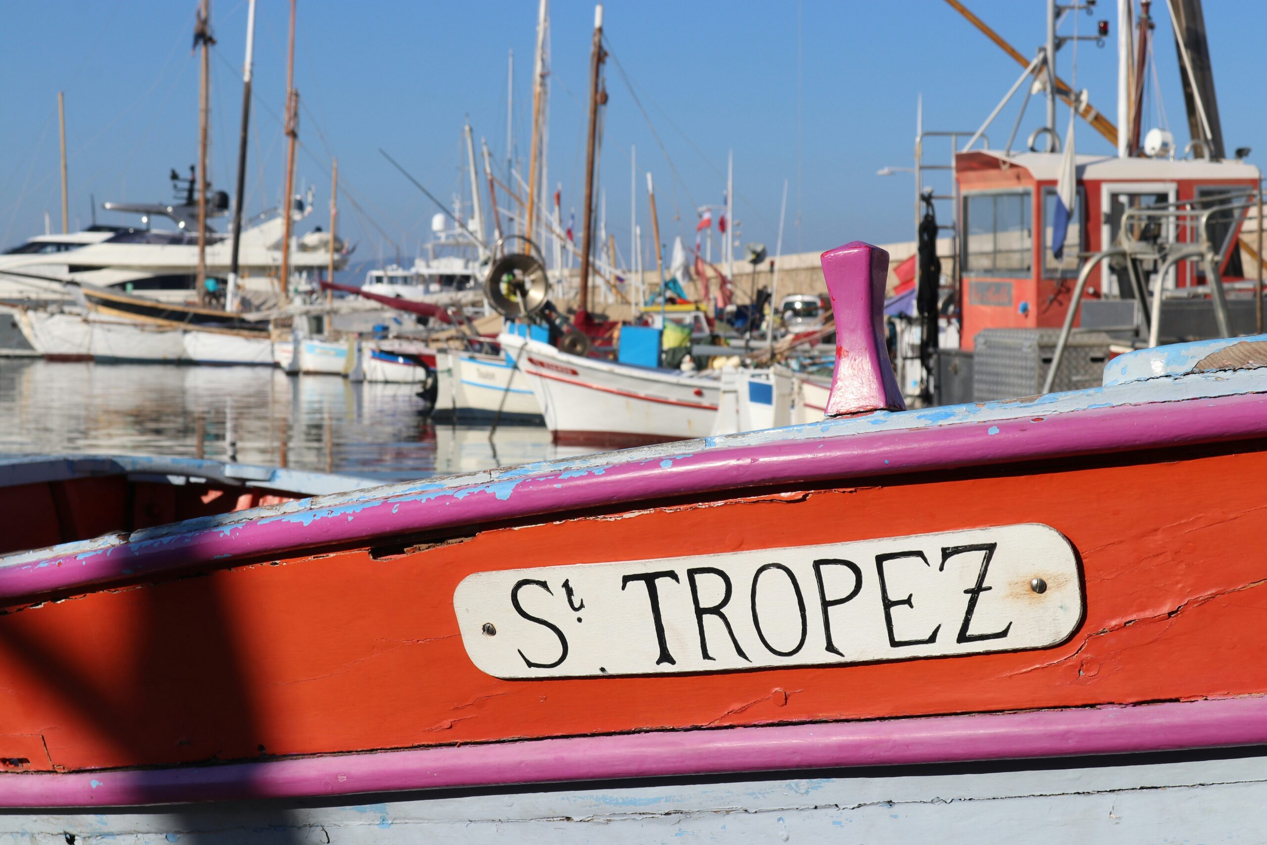 Procession des Bravades de Saint‑Tropez : habitants en costumes traditionnels et fanfare sur la Place des Lices