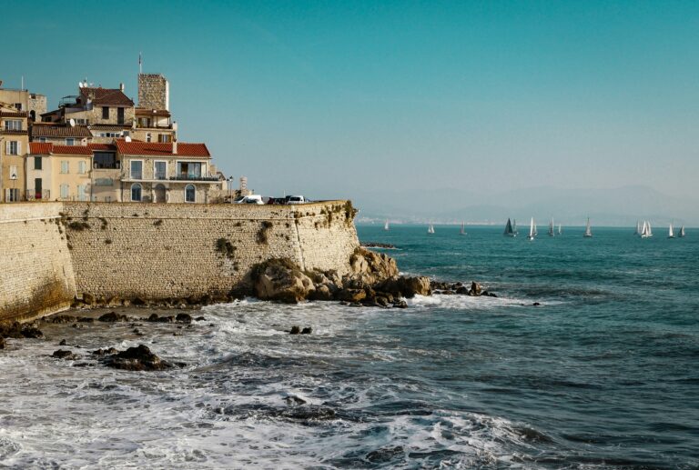 Façade du Musée Picasso d'Antibes avec la terrasse et l'entrée principale