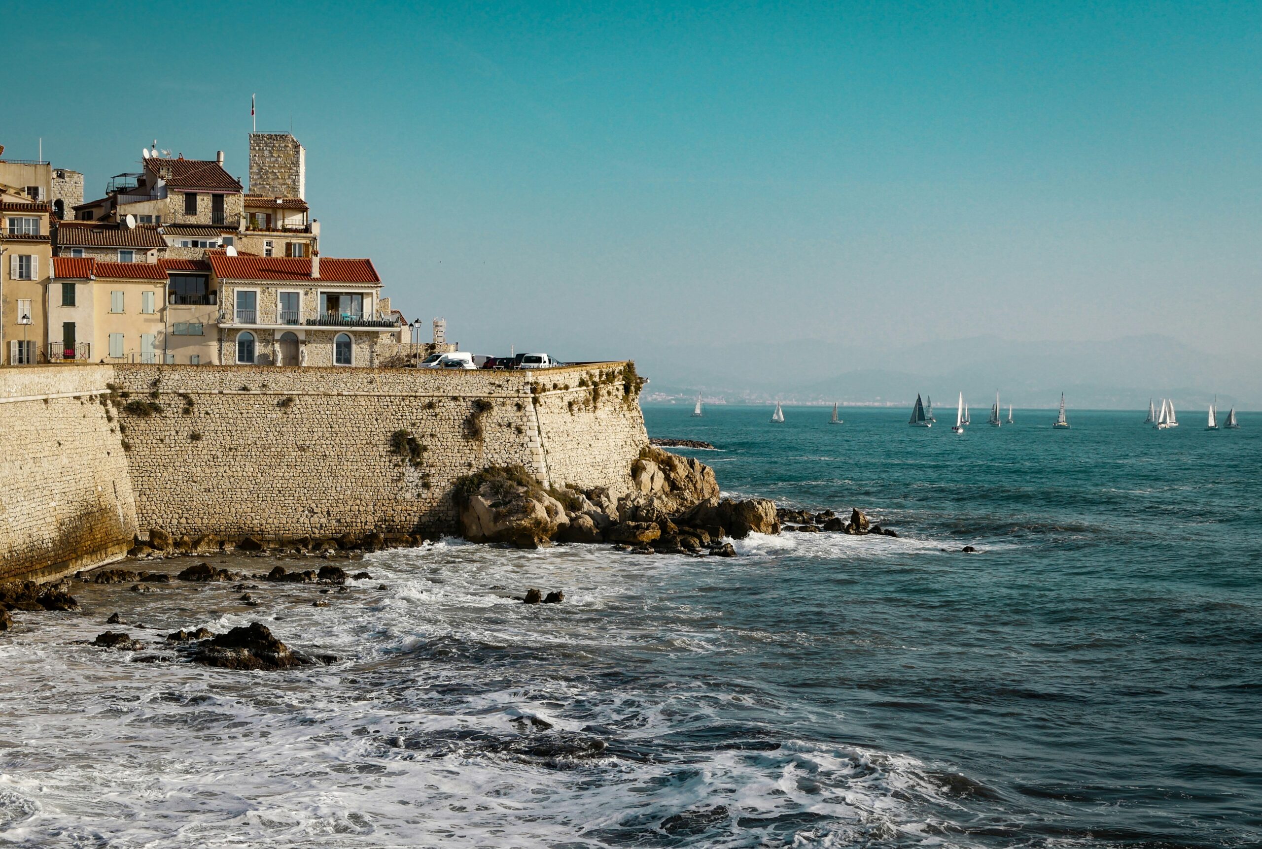 Façade du Musée Picasso d'Antibes avec la terrasse et l'entrée principale