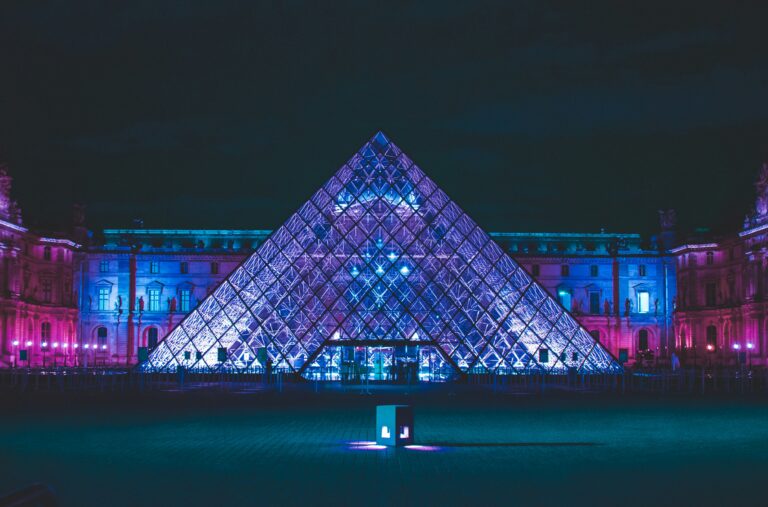Façade illuminée d’un musée à Fréjus pendant la Nuit européenne des musées 2026 avec des visiteurs en soirée