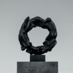 Sculpture abstraite de Michel Verjux exposée au Musée Picasso d'Antibes, série 'Voiles, découpes, traverses'