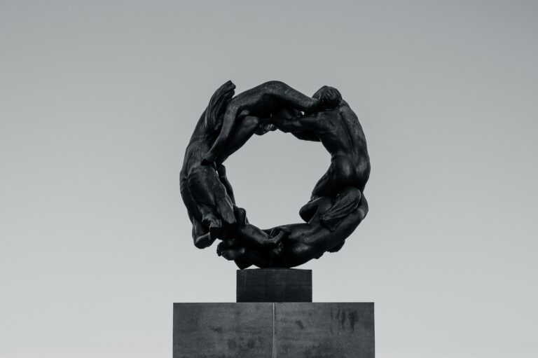 Sculpture abstraite de Michel Verjux exposée au Musée Picasso d'Antibes, série 'Voiles, découpes, traverses'