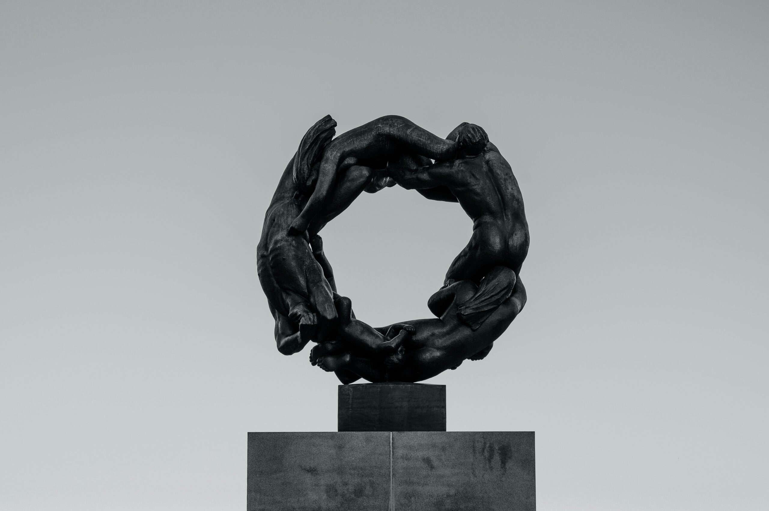 Sculpture abstraite de Michel Verjux exposée au Musée Picasso d'Antibes, série 'Voiles, découpes, traverses'