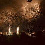 Feux d'artifice illuminant la baie de Cannes la nuit lors du festival pyrotechnique