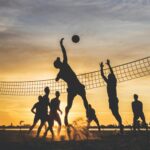 Match de footvolley en soirée à la Pinède Gould, Antibes – Mondial Footvolley 24–26 juillet 2026