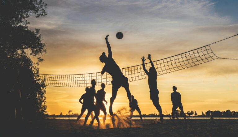 Match de footvolley en soirée à la Pinède Gould, Antibes – Mondial Footvolley 24–26 juillet 2026