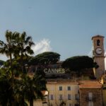 Foule et musiciens lors d'une soirée des Jeudis du Suquet à Cannes