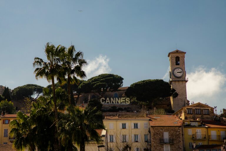 Foule et musiciens lors d'une soirée des Jeudis du Suquet à Cannes