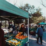 Stands et producteurs locaux au marché Sant‑Bertomieu à Nice, ambiance festive et étals de produits régionaux
