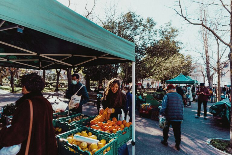 Stands et producteurs locaux au marché Sant‑Bertomieu à Nice, ambiance festive et étals de produits régionaux