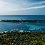 Bateau touristique traversant les eaux turquoise autour des îles de Lérins