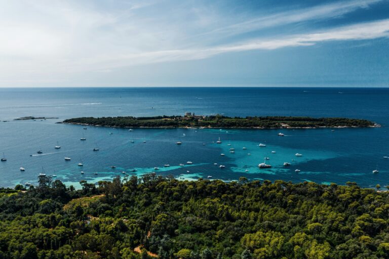 Bateau touristique traversant les eaux turquoise autour des îles de Lérins